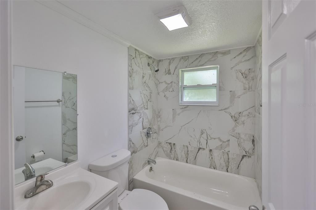 合同活跃: $799,000 (3 贝兹, 2 浴室, 1828 平方英尺)