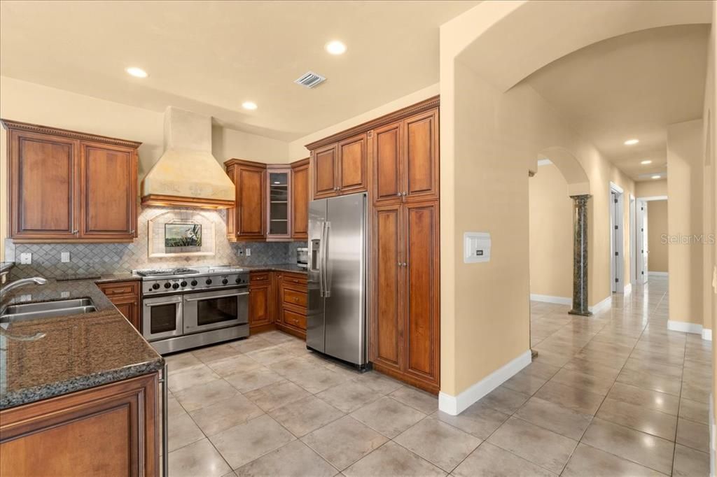 Под контрактом: $619,900 (3 спален, 2 ванн, 2929 Квадратных фут)