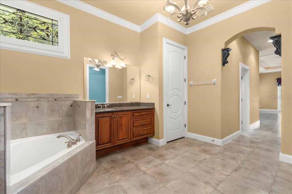 Под контрактом: $619,900 (3 спален, 2 ванн, 2929 Квадратных фут)