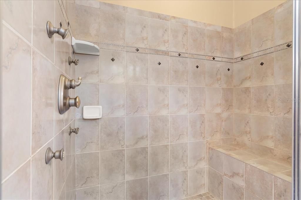 Под контрактом: $619,900 (3 спален, 2 ванн, 2929 Квадратных фут)