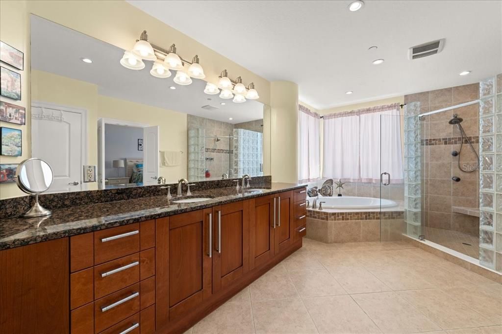 合同活跃: $470,000 (3 贝兹, 2 浴室, 2182 平方英尺)