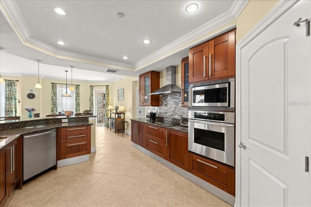 合同活跃: $470,000 (3 贝兹, 2 浴室, 2182 平方英尺)