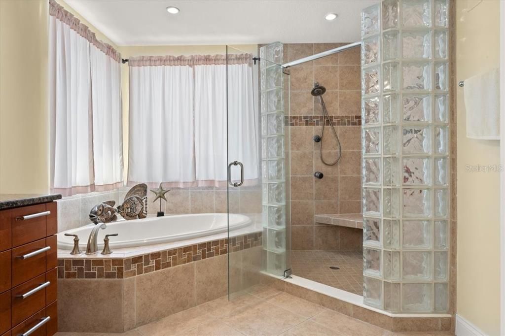 合同活跃: $470,000 (3 贝兹, 2 浴室, 2182 平方英尺)