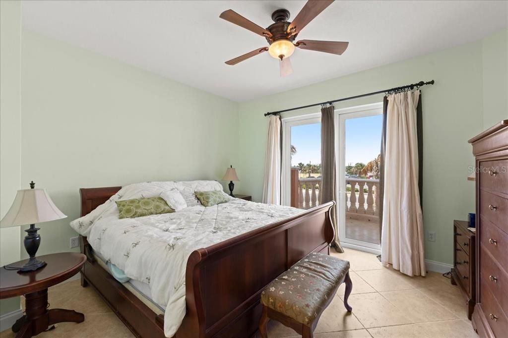 合同活跃: $470,000 (3 贝兹, 2 浴室, 2182 平方英尺)