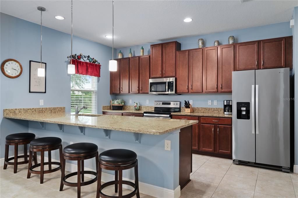 Под контрактом: $344,900 (3 спален, 2 ванн, 1626 Квадратных фут)