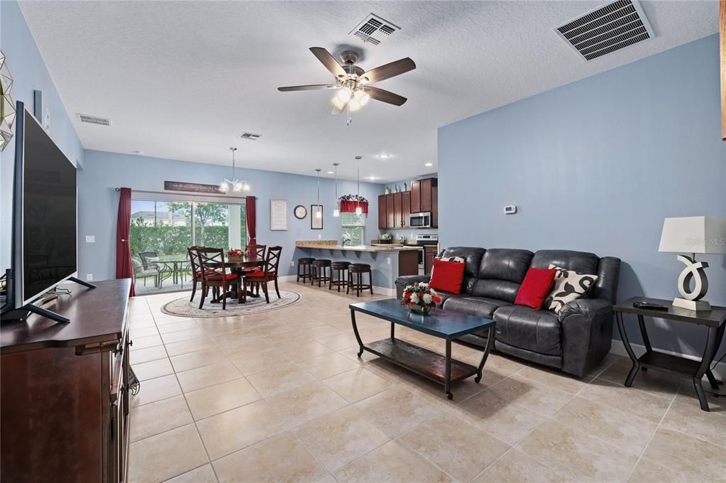 Под контрактом: $344,900 (3 спален, 2 ванн, 1626 Квадратных фут)