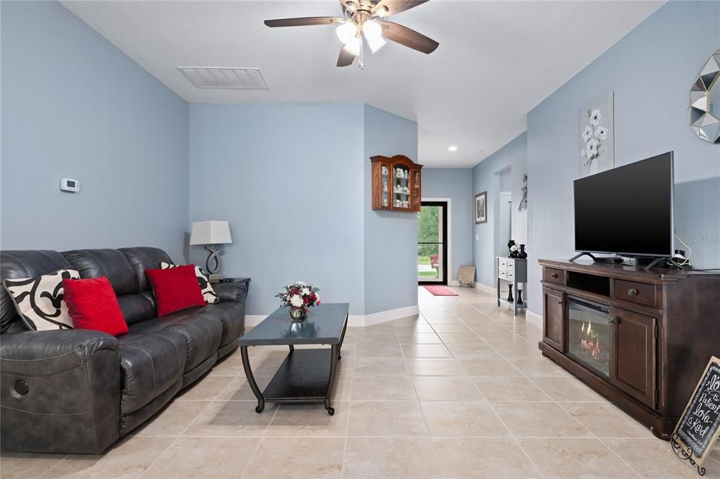 Под контрактом: $344,900 (3 спален, 2 ванн, 1626 Квадратных фут)