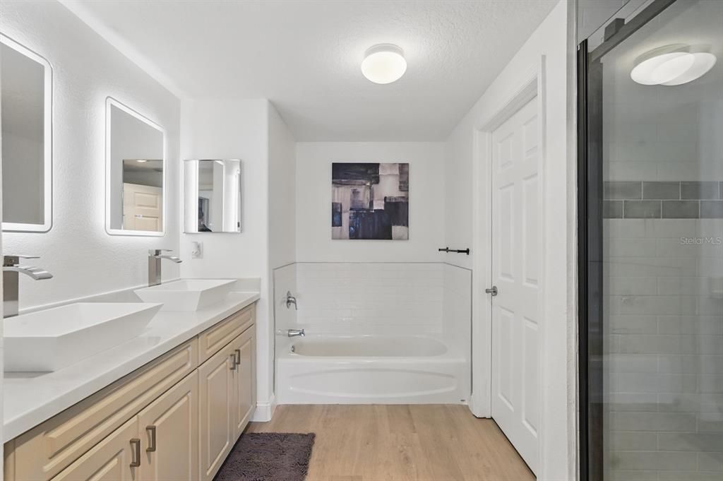 En Venta: $549,900 (2 camas, 2 baños, 1398 Pies cuadrados)