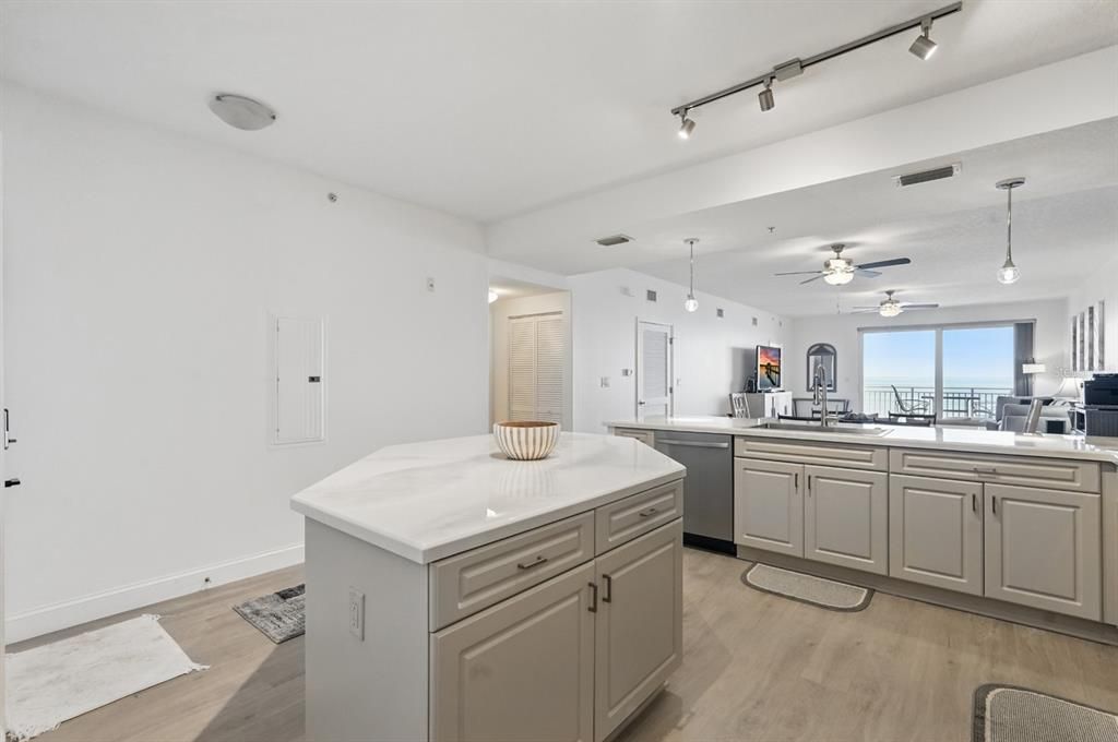 En Venta: $549,900 (2 camas, 2 baños, 1398 Pies cuadrados)