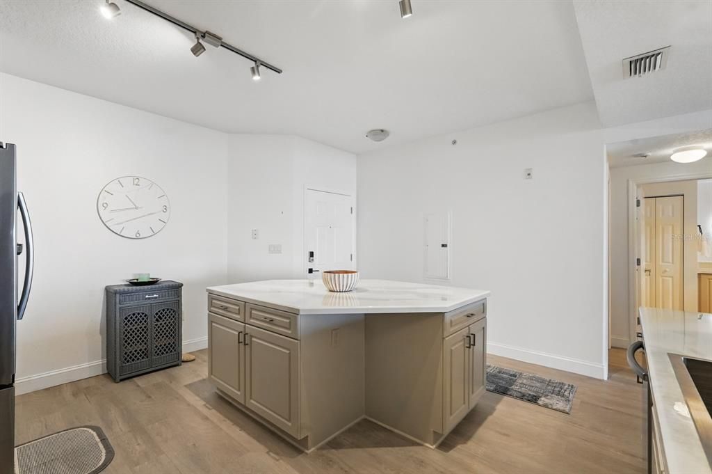 En Venta: $549,900 (2 camas, 2 baños, 1398 Pies cuadrados)