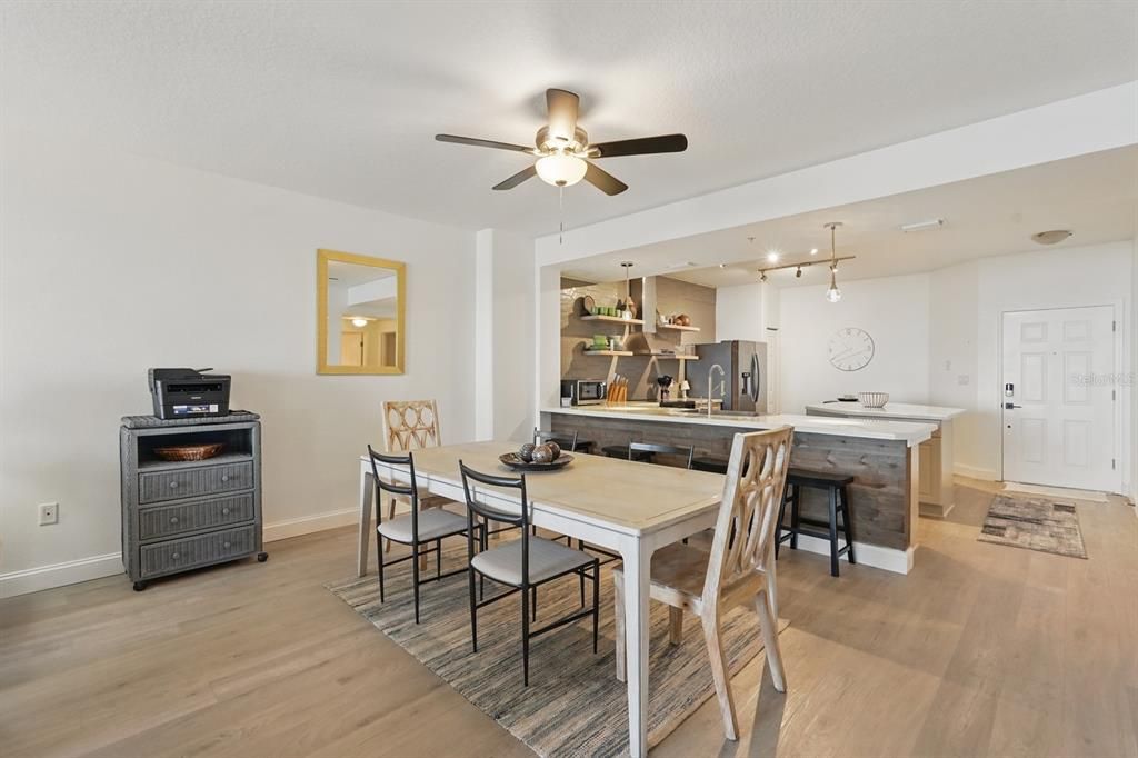 En Venta: $549,900 (2 camas, 2 baños, 1398 Pies cuadrados)