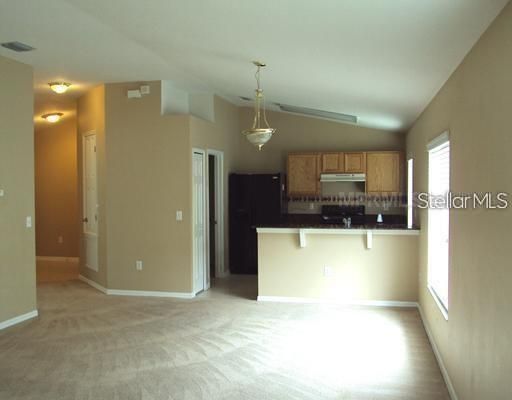 合同活跃: $2,100 (3 贝兹, 2 浴室, 1434 平方英尺)