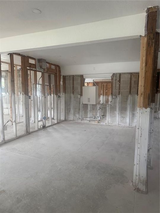 合同活跃: $249,900 (4 贝兹, 2 浴室, 2338 平方英尺)