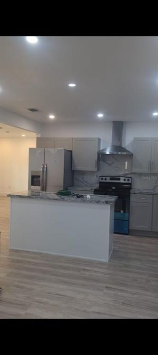 合同活跃: $249,900 (4 贝兹, 2 浴室, 2338 平方英尺)