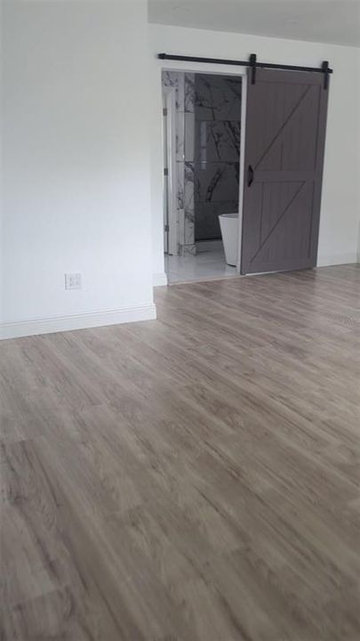 合同活跃: $249,900 (4 贝兹, 2 浴室, 2338 平方英尺)