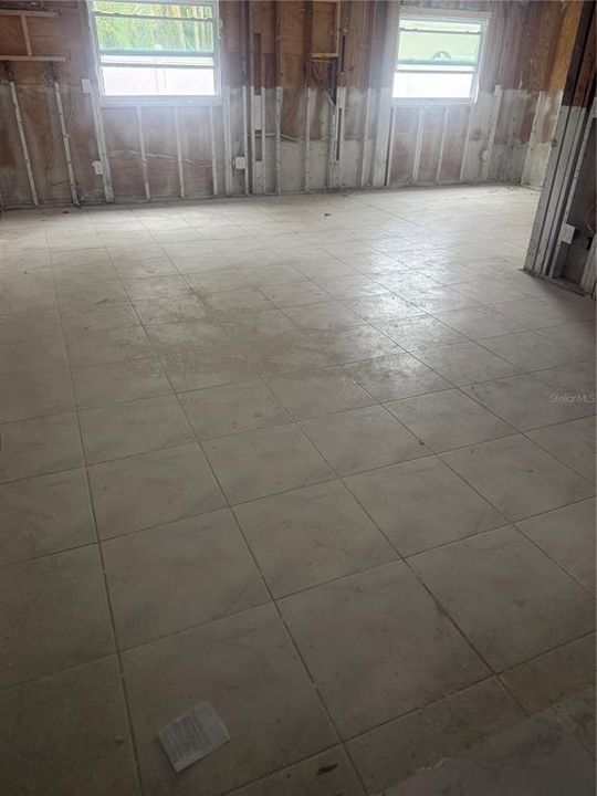 合同活跃: $249,900 (4 贝兹, 2 浴室, 2338 平方英尺)