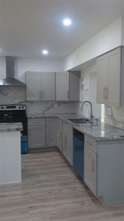 合同活跃: $249,900 (4 贝兹, 2 浴室, 2338 平方英尺)