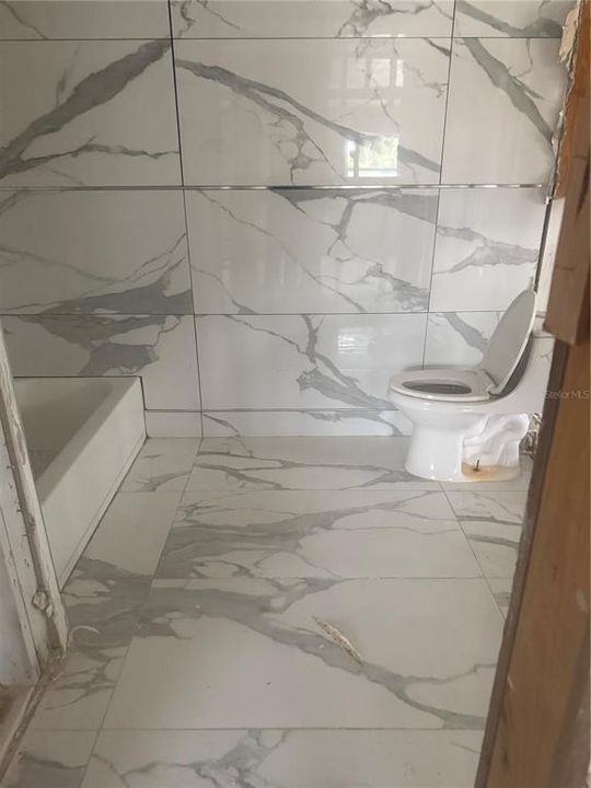 合同活跃: $249,900 (4 贝兹, 2 浴室, 2338 平方英尺)