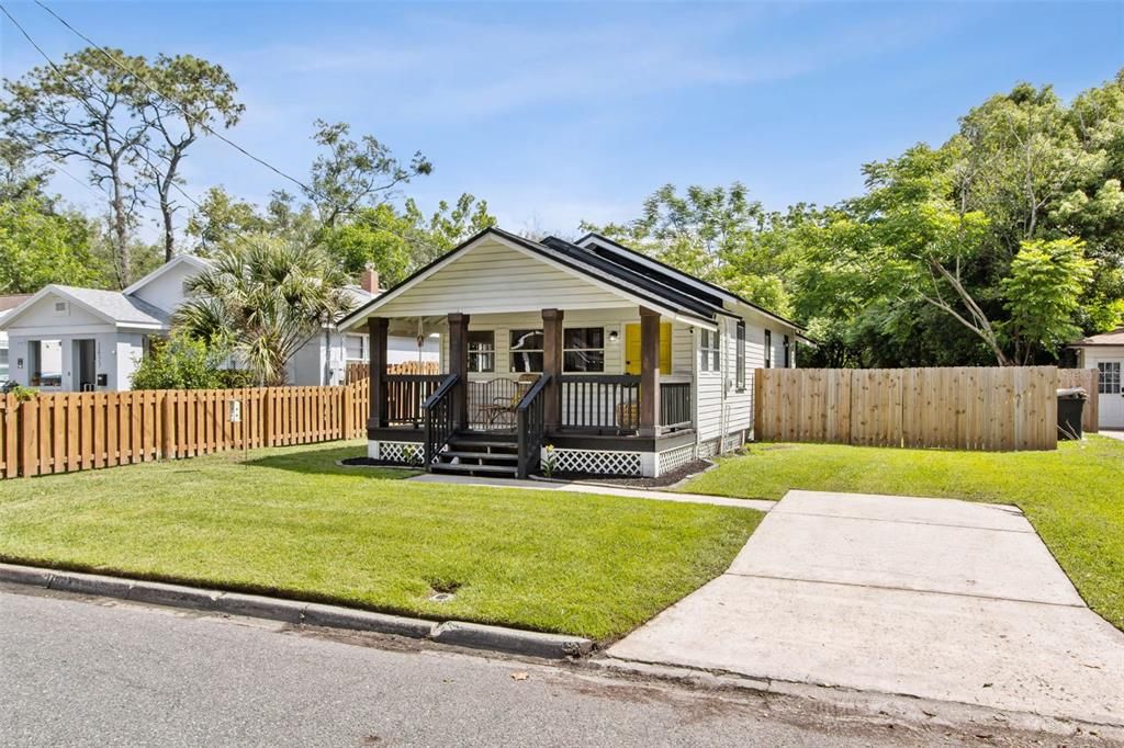 For Sale: $290,000 (2 beds, 1 baths, 886 Square Feet)