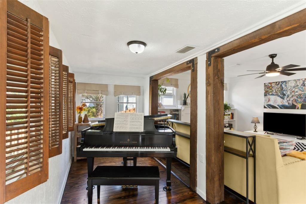 For Sale: $290,000 (2 beds, 1 baths, 886 Square Feet)