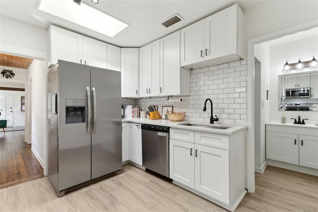 For Sale: $290,000 (2 beds, 1 baths, 886 Square Feet)