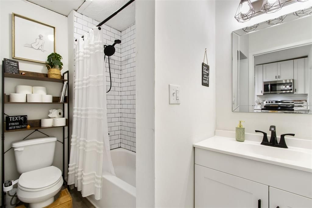 For Sale: $290,000 (2 beds, 1 baths, 886 Square Feet)