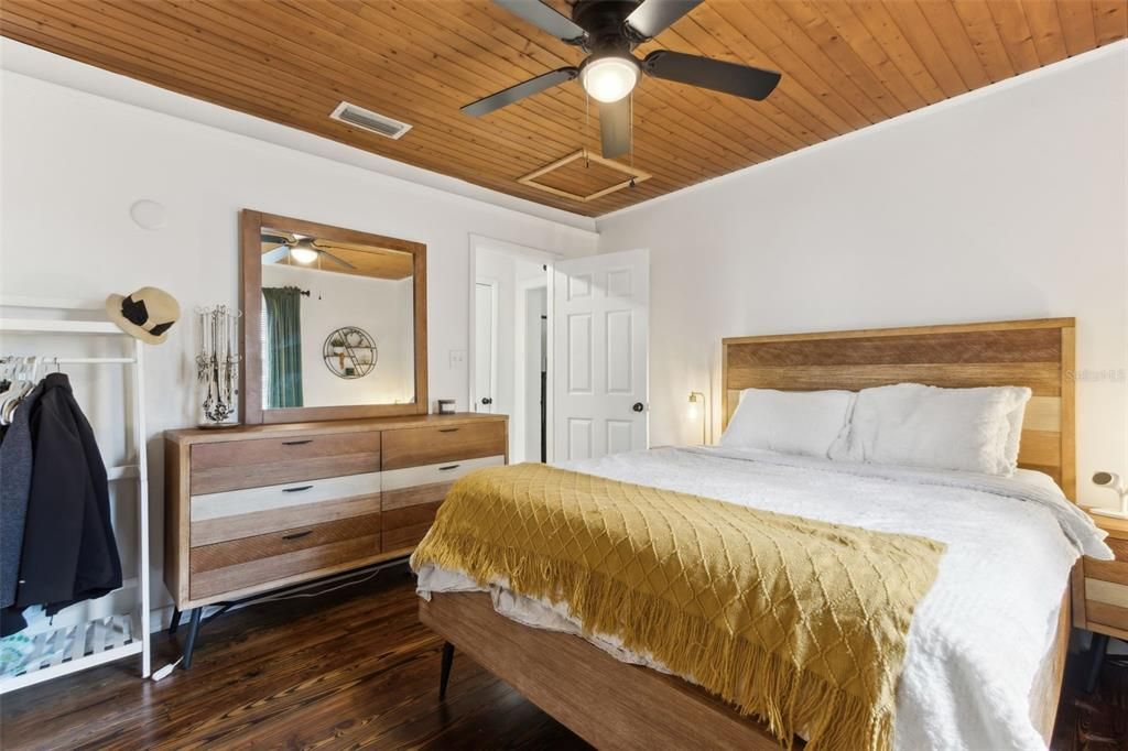 For Sale: $290,000 (2 beds, 1 baths, 886 Square Feet)