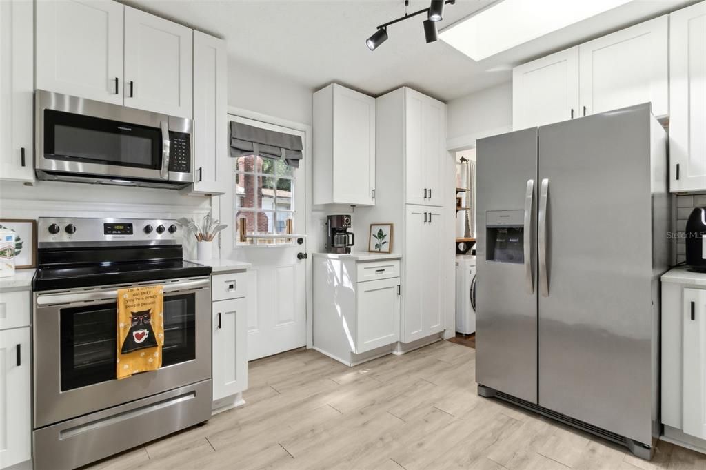 For Sale: $290,000 (2 beds, 1 baths, 886 Square Feet)