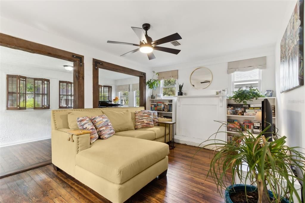 For Sale: $290,000 (2 beds, 1 baths, 886 Square Feet)