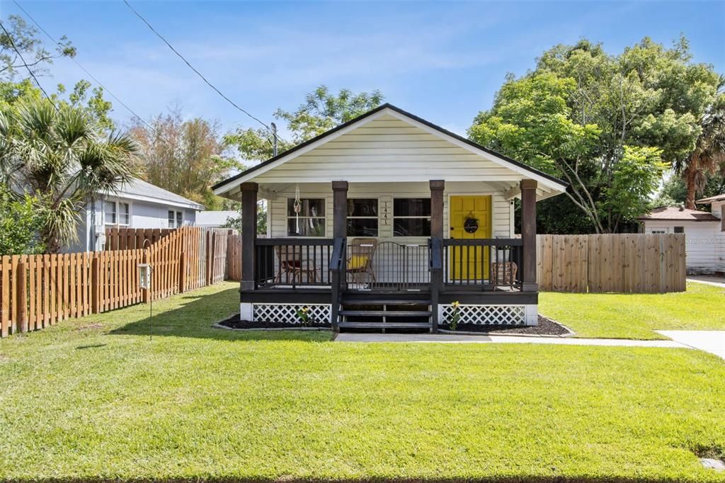 For Sale: $290,000 (2 beds, 1 baths, 886 Square Feet)