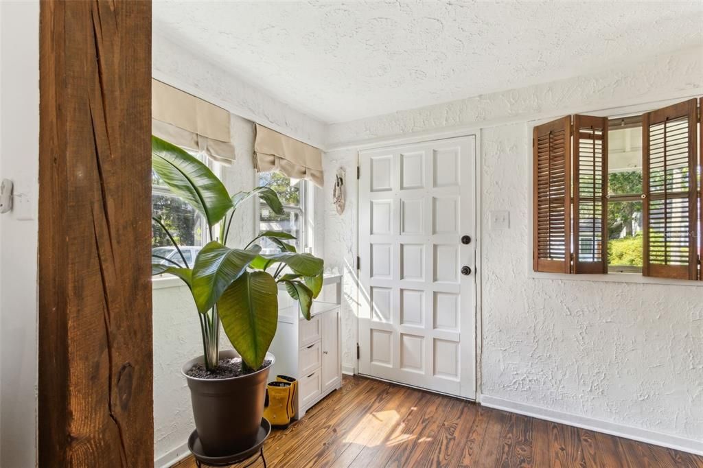 For Sale: $290,000 (2 beds, 1 baths, 886 Square Feet)