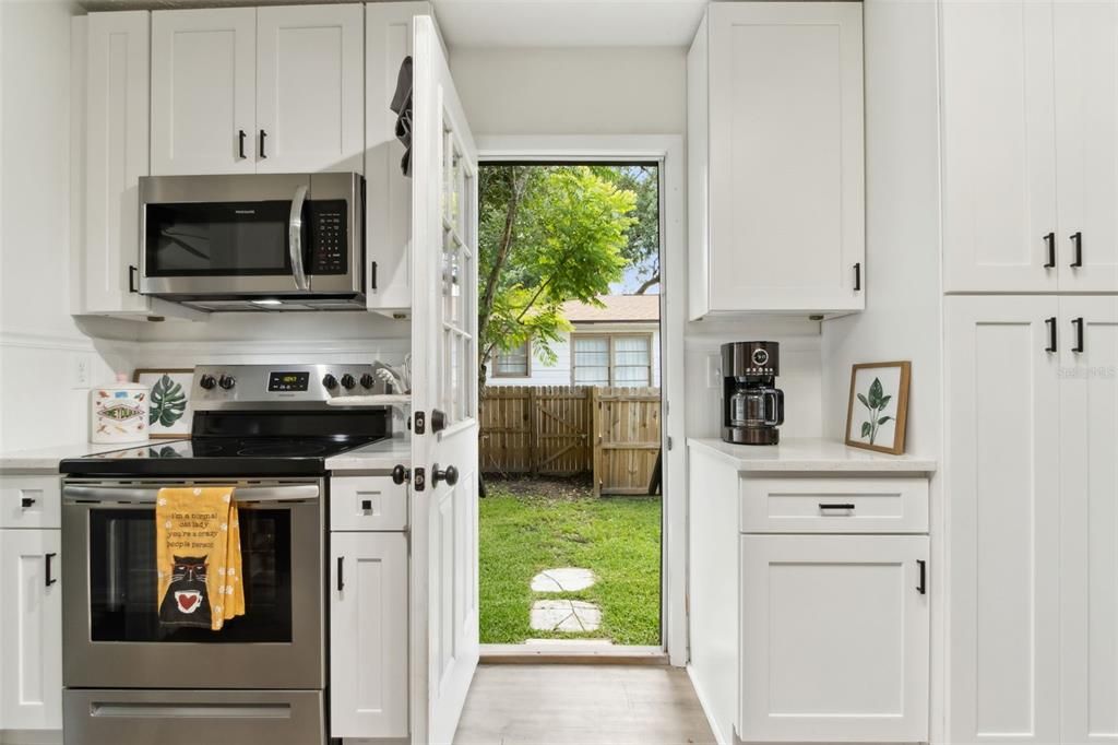 For Sale: $290,000 (2 beds, 1 baths, 886 Square Feet)