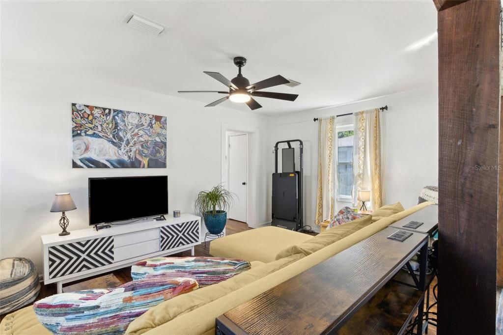 For Sale: $290,000 (2 beds, 1 baths, 886 Square Feet)