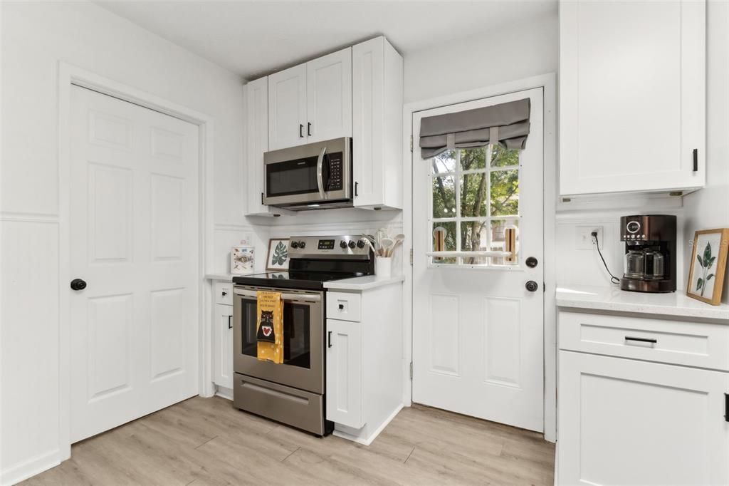 For Sale: $290,000 (2 beds, 1 baths, 886 Square Feet)