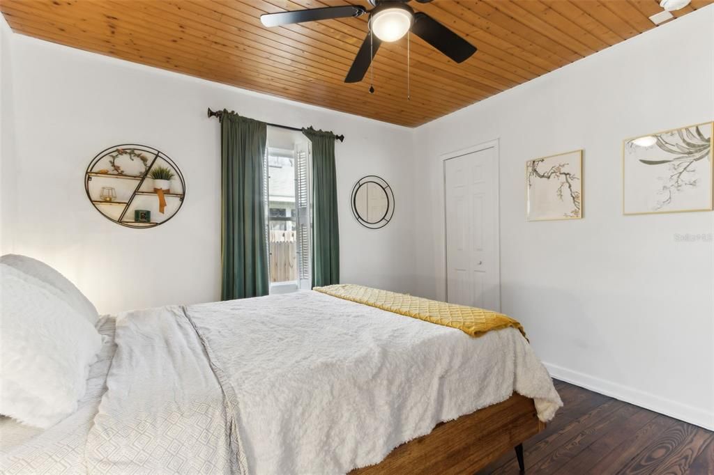 For Sale: $290,000 (2 beds, 1 baths, 886 Square Feet)