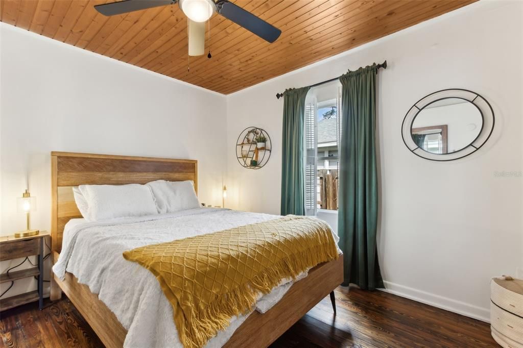 For Sale: $290,000 (2 beds, 1 baths, 886 Square Feet)