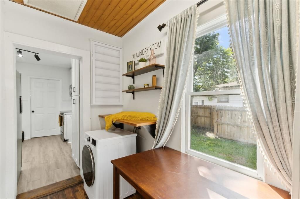 For Sale: $290,000 (2 beds, 1 baths, 886 Square Feet)