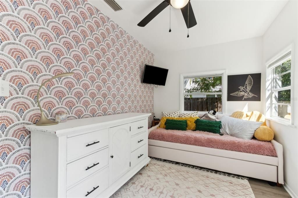 For Sale: $290,000 (2 beds, 1 baths, 886 Square Feet)