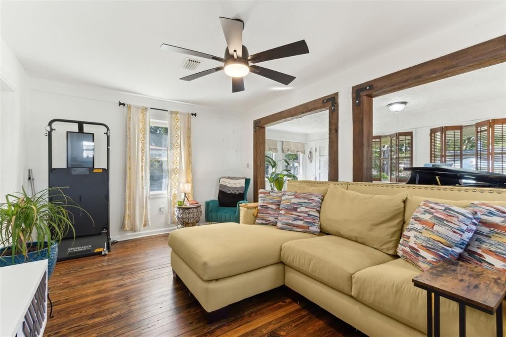 For Sale: $290,000 (2 beds, 1 baths, 886 Square Feet)