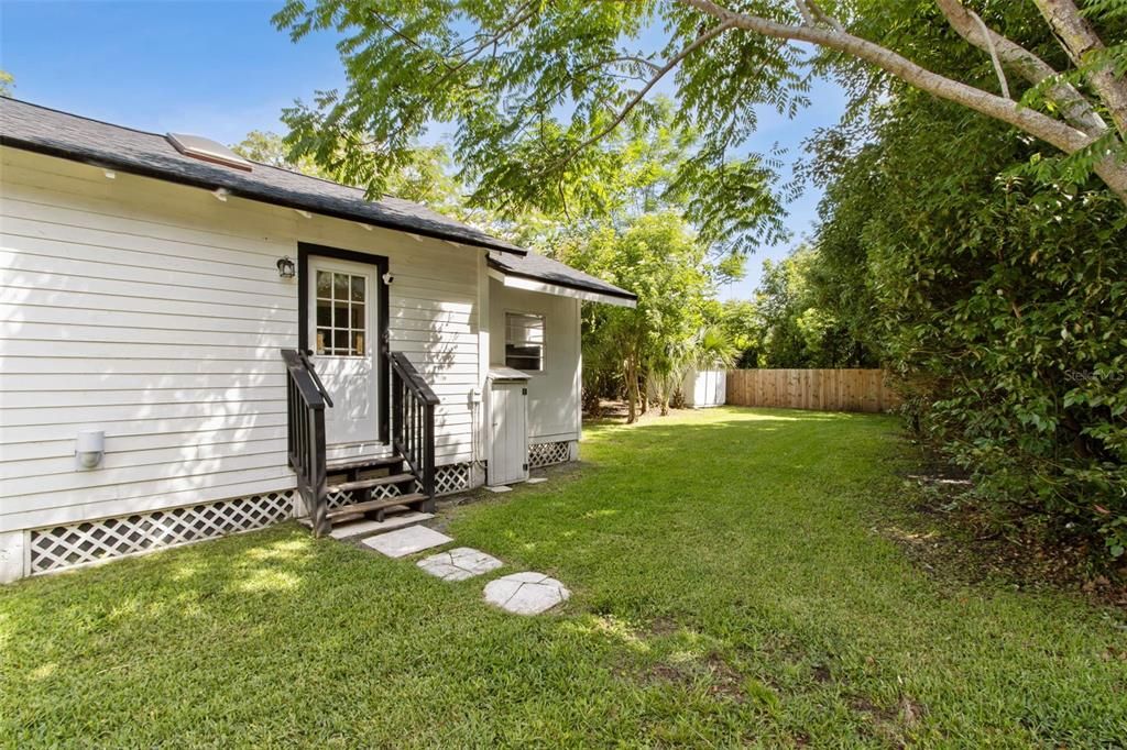 For Sale: $290,000 (2 beds, 1 baths, 886 Square Feet)