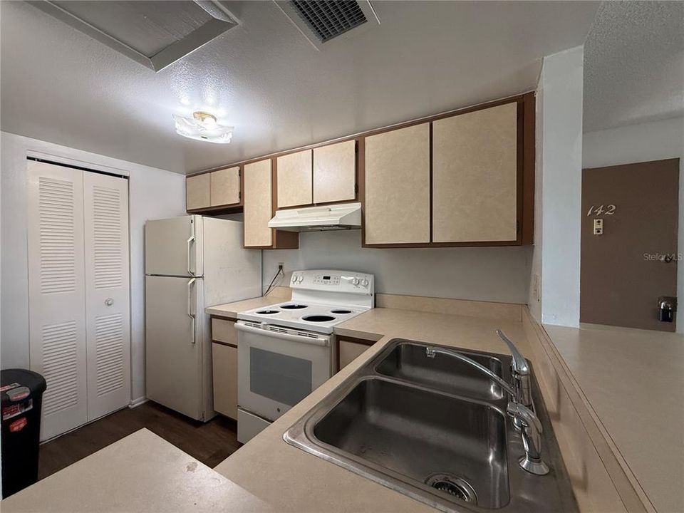 待售: $85,000 (1 贝兹, 1 浴室, 633 平方英尺)