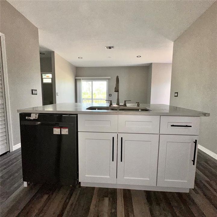 待售: $250,000 (3 贝兹, 2 浴室, 1298 平方英尺)