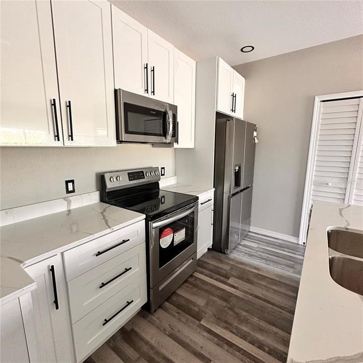 待售: $250,000 (3 贝兹, 2 浴室, 1298 平方英尺)