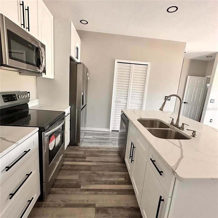 待售: $250,000 (3 贝兹, 2 浴室, 1298 平方英尺)