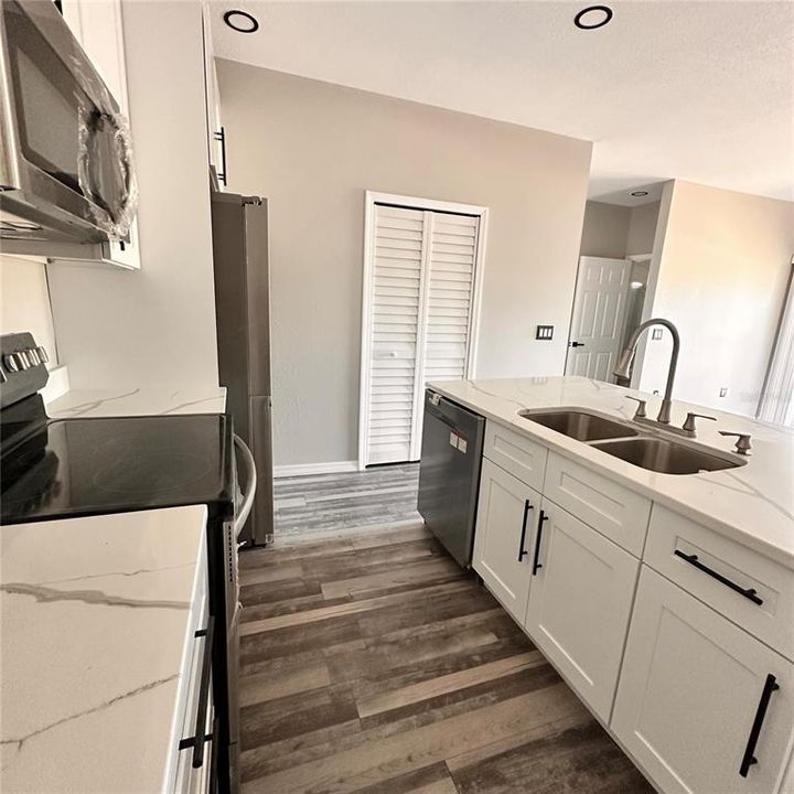 待售: $250,000 (3 贝兹, 2 浴室, 1298 平方英尺)