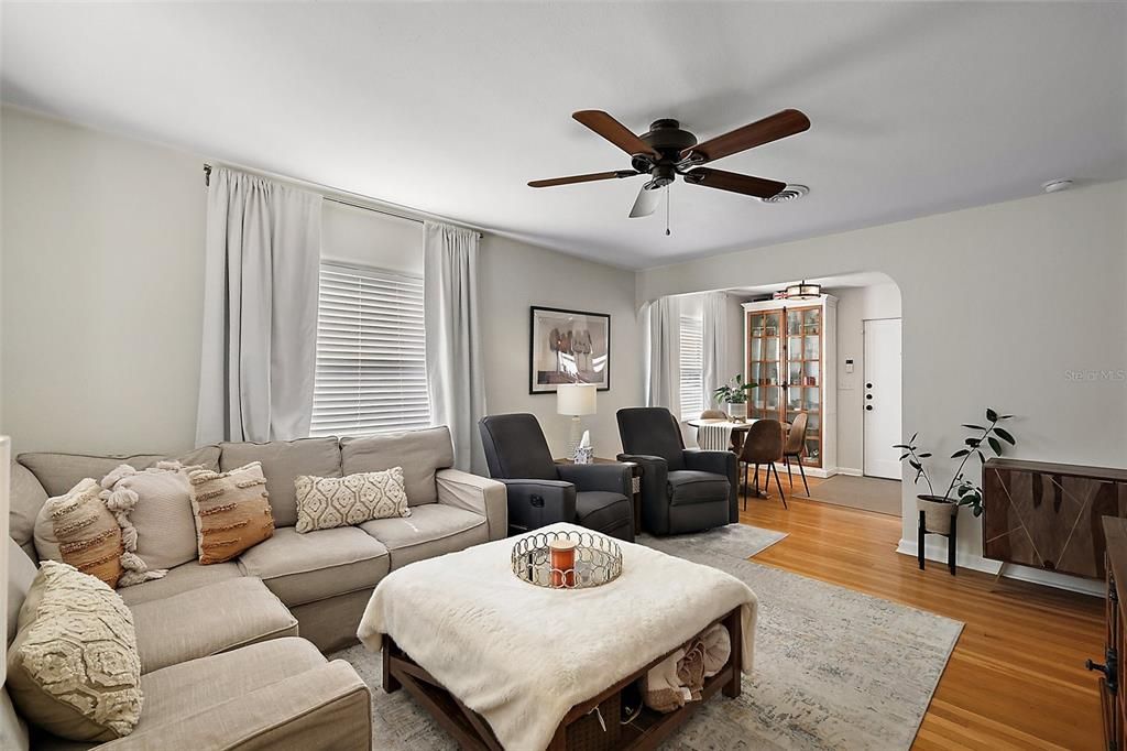 Active With Contract: $225,000 (2 beds, 1 baths, 1008 Square Feet)