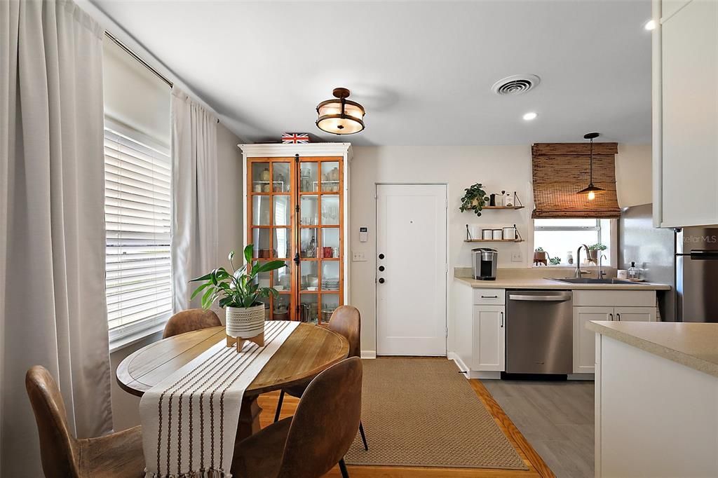 Active With Contract: $225,000 (2 beds, 1 baths, 1008 Square Feet)