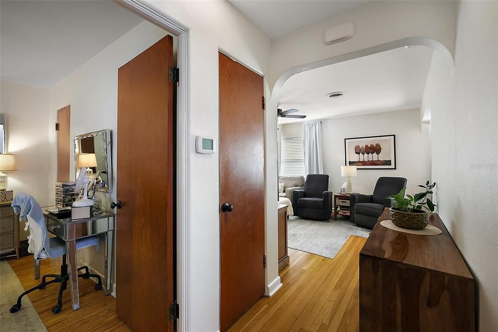 Active With Contract: $225,000 (2 beds, 1 baths, 1008 Square Feet)