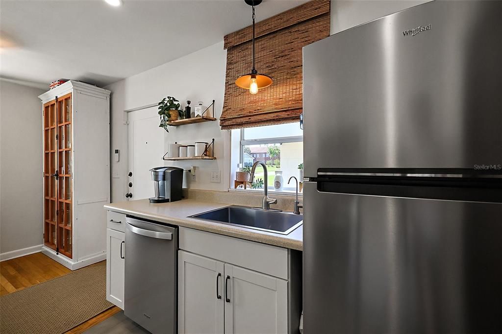 Active With Contract: $225,000 (2 beds, 1 baths, 1008 Square Feet)