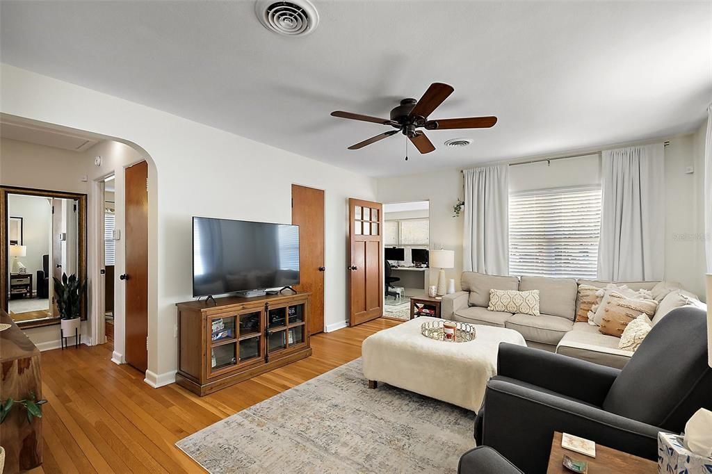 Active With Contract: $225,000 (2 beds, 1 baths, 1008 Square Feet)